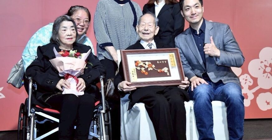 金婚長輩真愛動人　蔣萬安祝福母親節快樂添溫馨