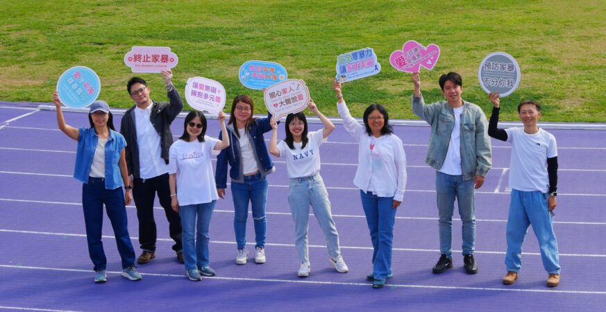 響應世界丹寧日　新北社工穿著丹寧牛仔風　籲尊重性別平權