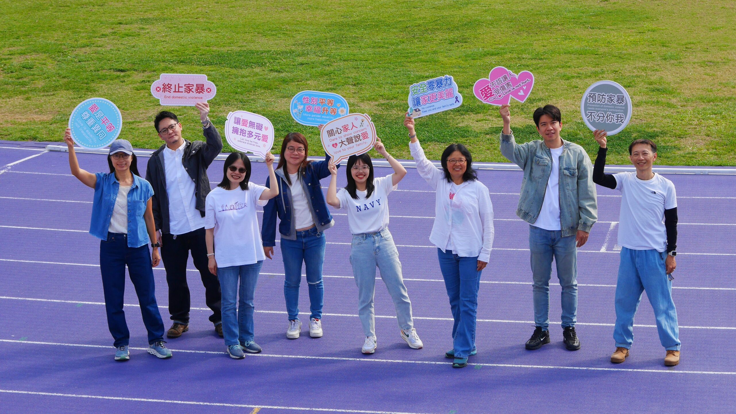 響應世界丹寧日　新北社工穿著丹寧牛仔風　籲尊重性別平權