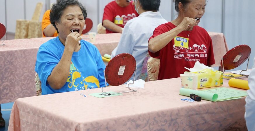 嘉市樂齡勇壯潔牙賽　長者展現潔牙技巧　共同推廣口腔健康