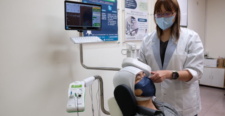 20分鐘喚醒沉睡大腦！屏基引進 rTMS 新療法　中風復健再添突破口