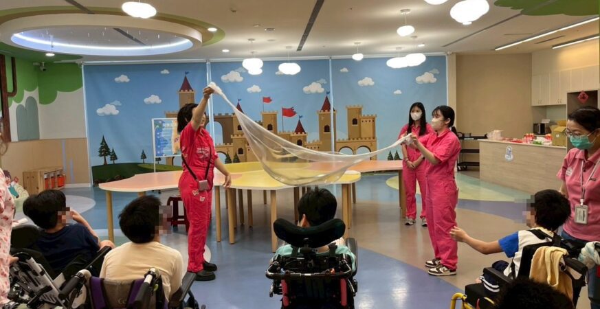 助飛象家園受虐身心障礙兒創傷復原　民生醫院攜手史萊姆怪獸星球手作體驗
