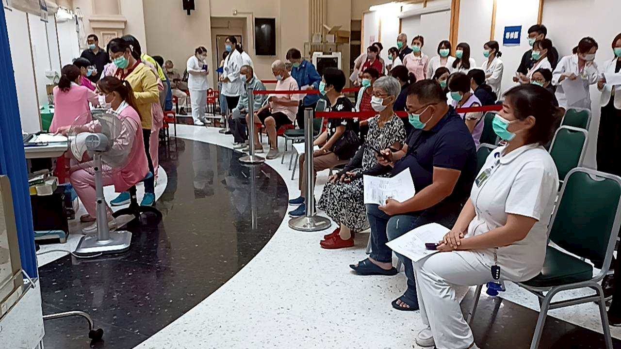 新冠流感公費疫苗今起開打　民生醫院免掛號費疫苗專診服務同步啟動