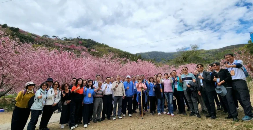 115年雲林縣官學醫及院檢調平台第一次聯繫會議於草嶺召開,與會人員於會前欣賞盛開櫻花。