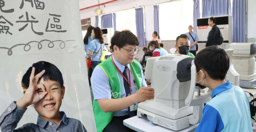 縣長張麗善致贈感謝狀予國際扶輪3522地區台北市忠孝扶輪社長蔡智杰 感謝其團隊守護雲林偏鄉孩童的視力