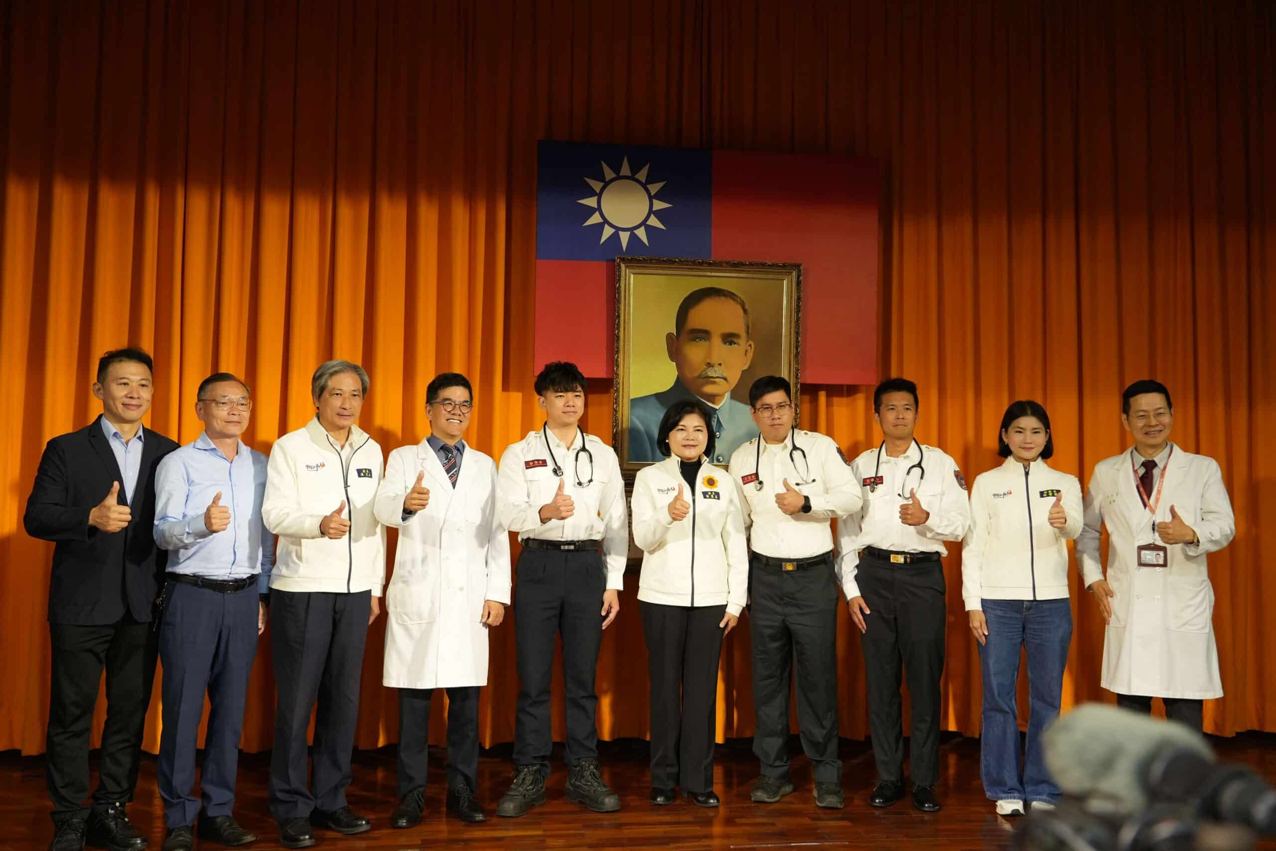 縣長張麗善授予學員代表聽診器與專業教材，勉勵學員精進技能、順利完訓。