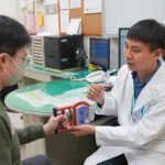 跨越語言的聽診器：許明恩醫師自學移工母語　讓職業傷病不再「有口難言」